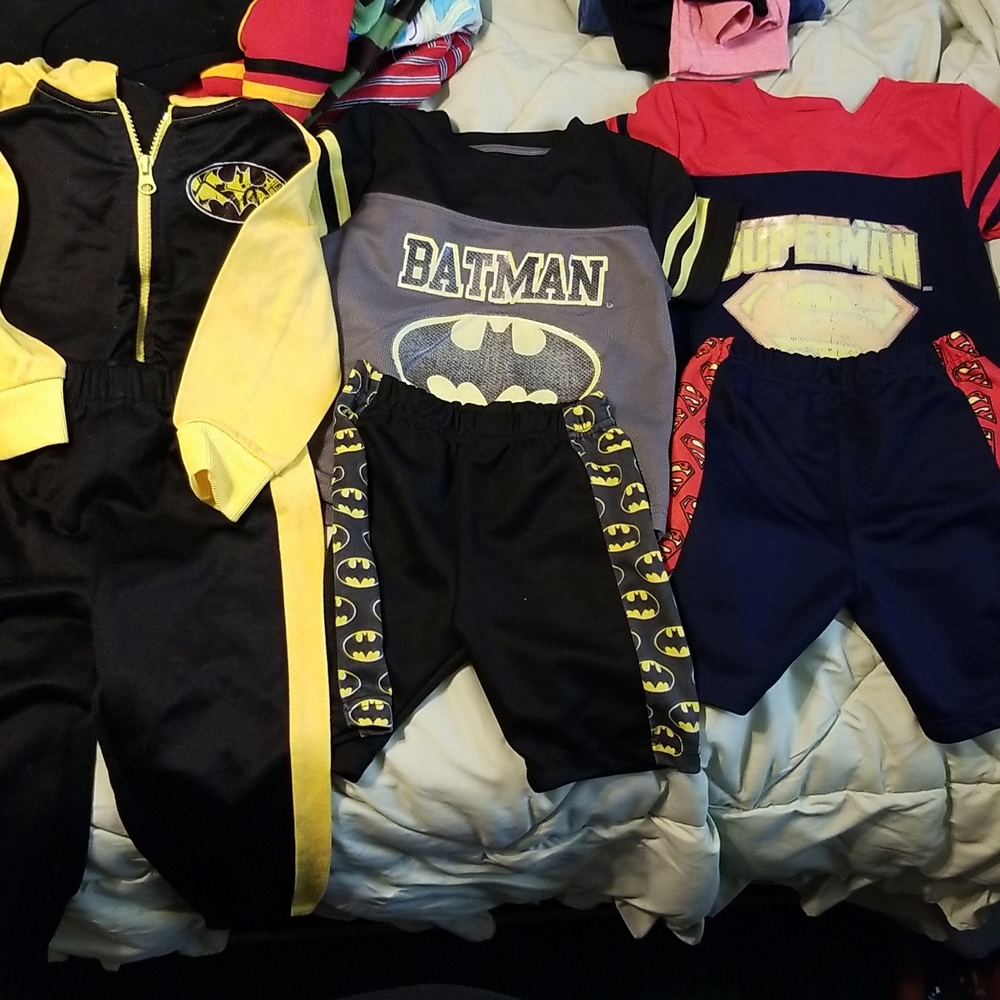 Boys 24m/2T 2 Batman outfits, and 1 superman outfit - Picture 1 of 16